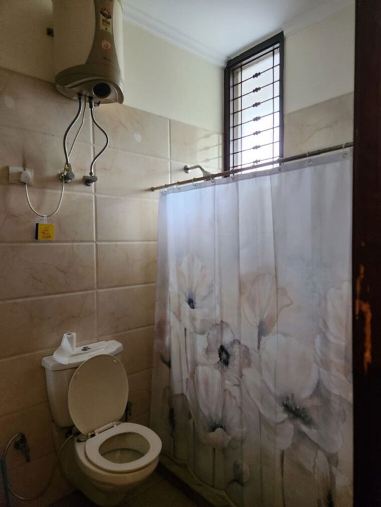 Bathroom, unitech-uniworld-gardens 3.5 Bedroom 1450 Sq.Ft. Builder Floor In Sector 47 Gurgaon 10622542