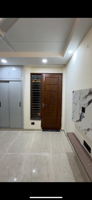 Building Lobby in 3 BHK Builder Floor at Puri Kohinoor Emporium, Sector 89 – for Rent