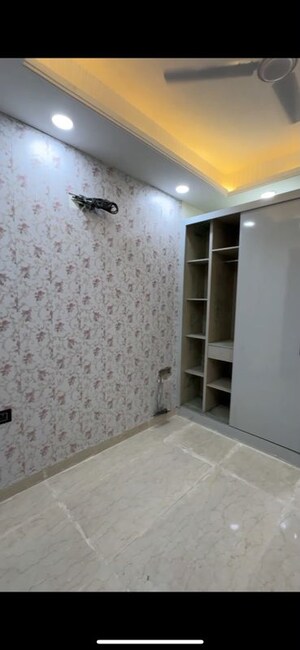 Room in 3 BHK Builder Floor at Puri Kohinoor Emporium, Sector 89 – for Rent