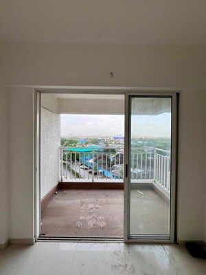 Room in 2 BHK Apartment at Lodha Amara, Kolshet Road – for Sale