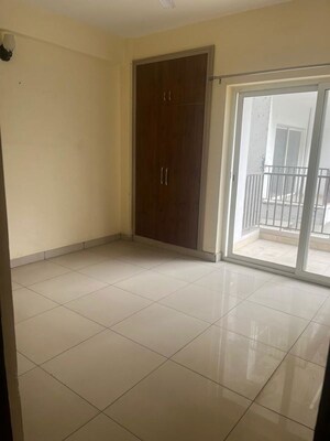 Room in 2.5 BHK Apartment at Panchsheel Greens II, Sector 16 Greater Noida – for Sale
