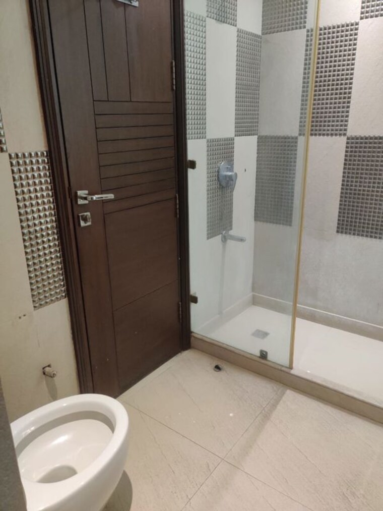 Bathroom, greater kailash i 3 Bedroom 208 Sq.Yd. Builder Floor In Greater Kailash I Delhi 10622594