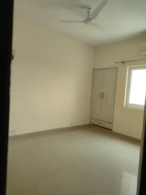 Room in 3.5 BHK Apartment at Unitech The Residences Gurgaon, Sector 33 – for Rent