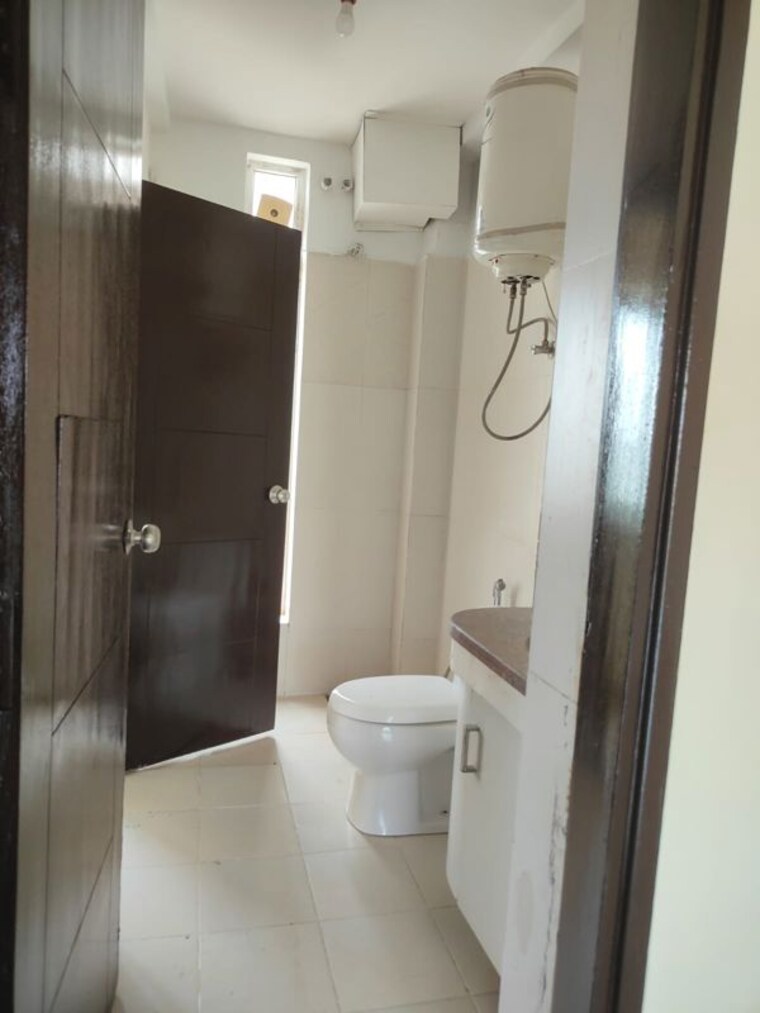 Bathroom, unitech-the-residences-gurgaon 3.5 Bedroom 1850 Sq.Ft. Apartment In Sector 33 Gurgaon 10622697