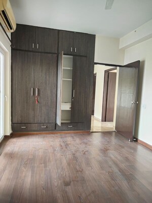 Room in 3.5 BHK Apartment at Unitech The Residences Gurgaon, Sector 33 – for Rent