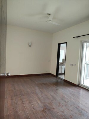 Room in 3.5 BHK Apartment at Unitech The Residences Gurgaon, Sector 33 – for Rent