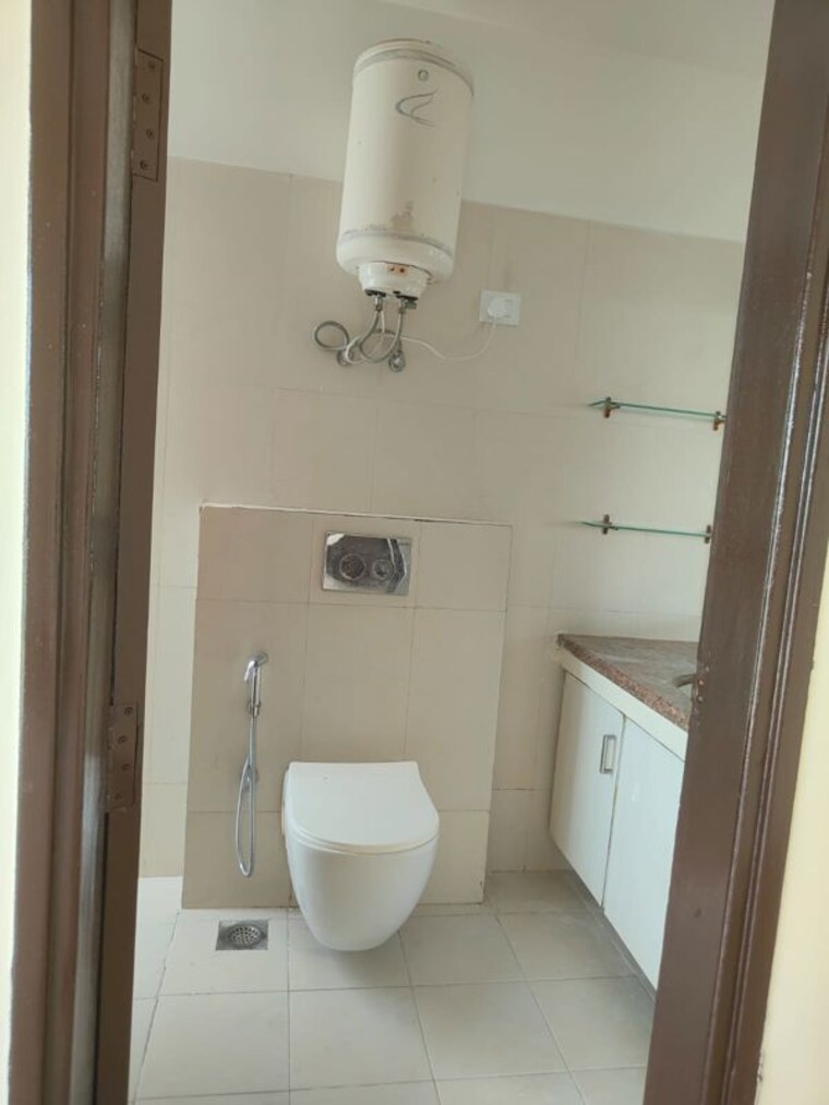 Bathroom, unitech-the-residences-gurgaon 3.5 Bedroom 1850 Sq.Ft. Apartment In Sector 33 Gurgaon 10622697