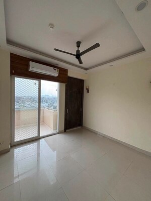 Room in 3 BHK Apartment at Trident Embassy, Sector 1 Greater Noida – for Rent