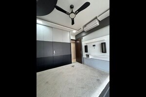 Room in 2.5 BHK Apartment at Runwal Elegante, Andheri West – for Rent