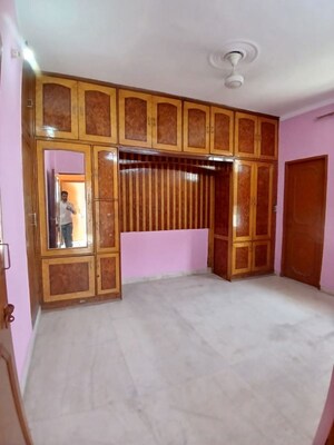 Room in 3 BHK Builder Floor at Ip Colony – for Rent