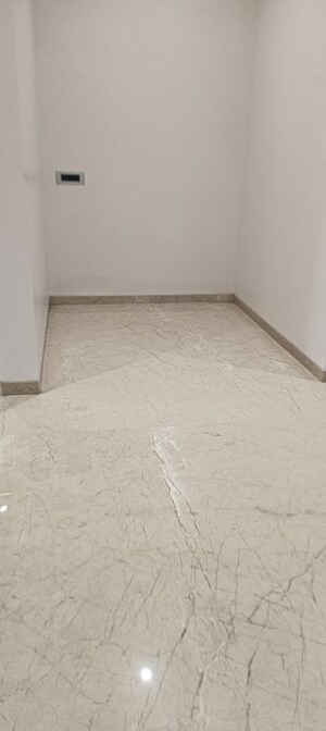Room in 4 BHK Apartment at Mohan Prestige, Kalyan West – for Sale