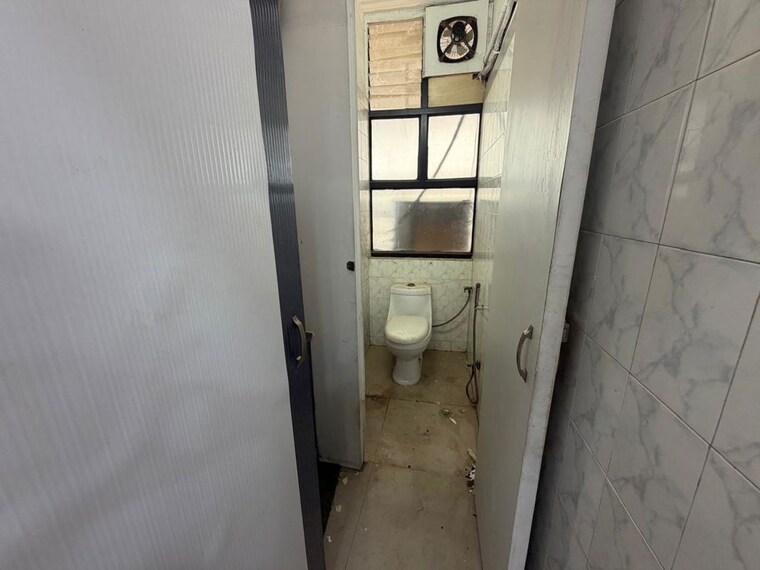Bathroom, netaji subhash place Commercial Office Space 485 Sq.Ft. In Netaji Subhash Place Delhi 10622908