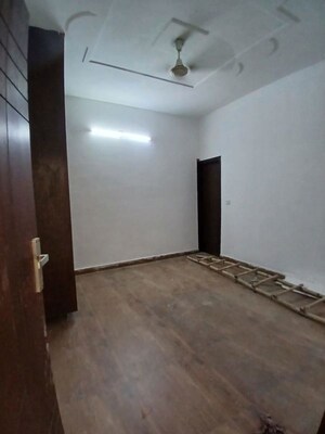 Room in 3 BHK Builder Floor at Sector 30 – for Rent