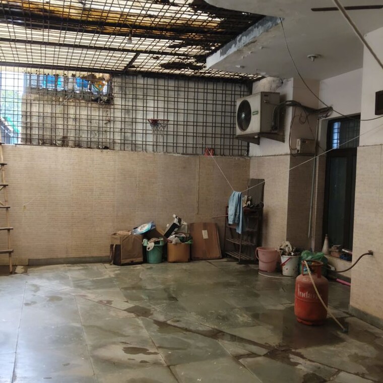  Parking, ardee-city 3 Bedroom 240 Sq.Yd. Builder Floor In Sector 52 Gurgaon 10622985
