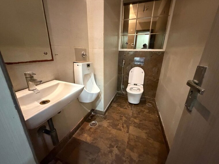 Bathroom, netaji subhash place Commercial Office Space 993 Sq.Ft. In Netaji Subhash Place Delhi 10622987