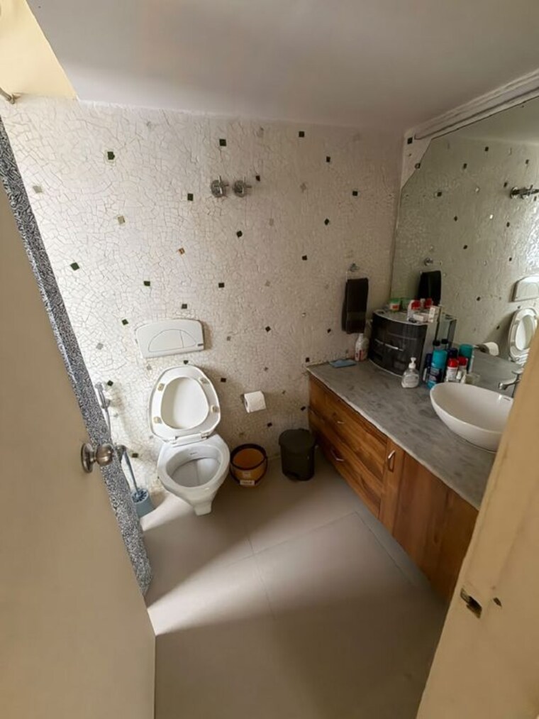 Washroom, bandra west 3 Bedroom 1100 Sq.Ft. Apartment In Bandra West Mumbai 10623081
