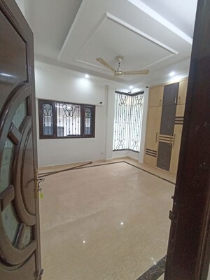Room in 4 BHK Builder Floor at RWA Apartments Sector 50, Sector 50 – for Rent