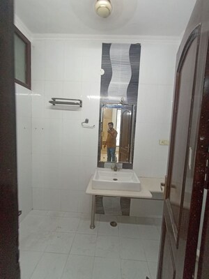 Building Lobby in 4 BHK Builder Floor at RWA Apartments Sector 50, Sector 50 – for Rent