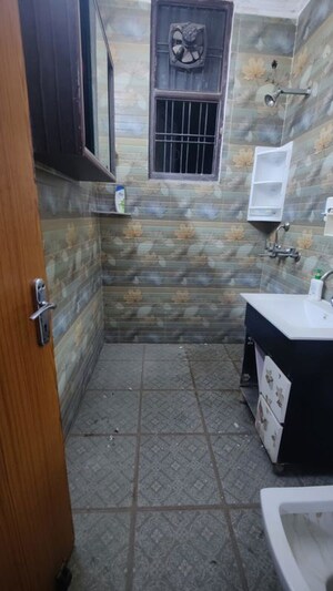 Bathroom in 3.5 BHK Builder Floor at Spring Field, Sector 31 – for Rent