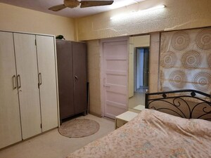 Room in 2 BHK Apartment at Khar West – for Rent