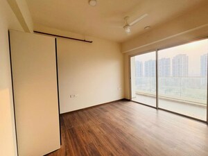 Room in 3.5 BHK Apartment at Kalpataru Vista, Sector 128 – for Rent