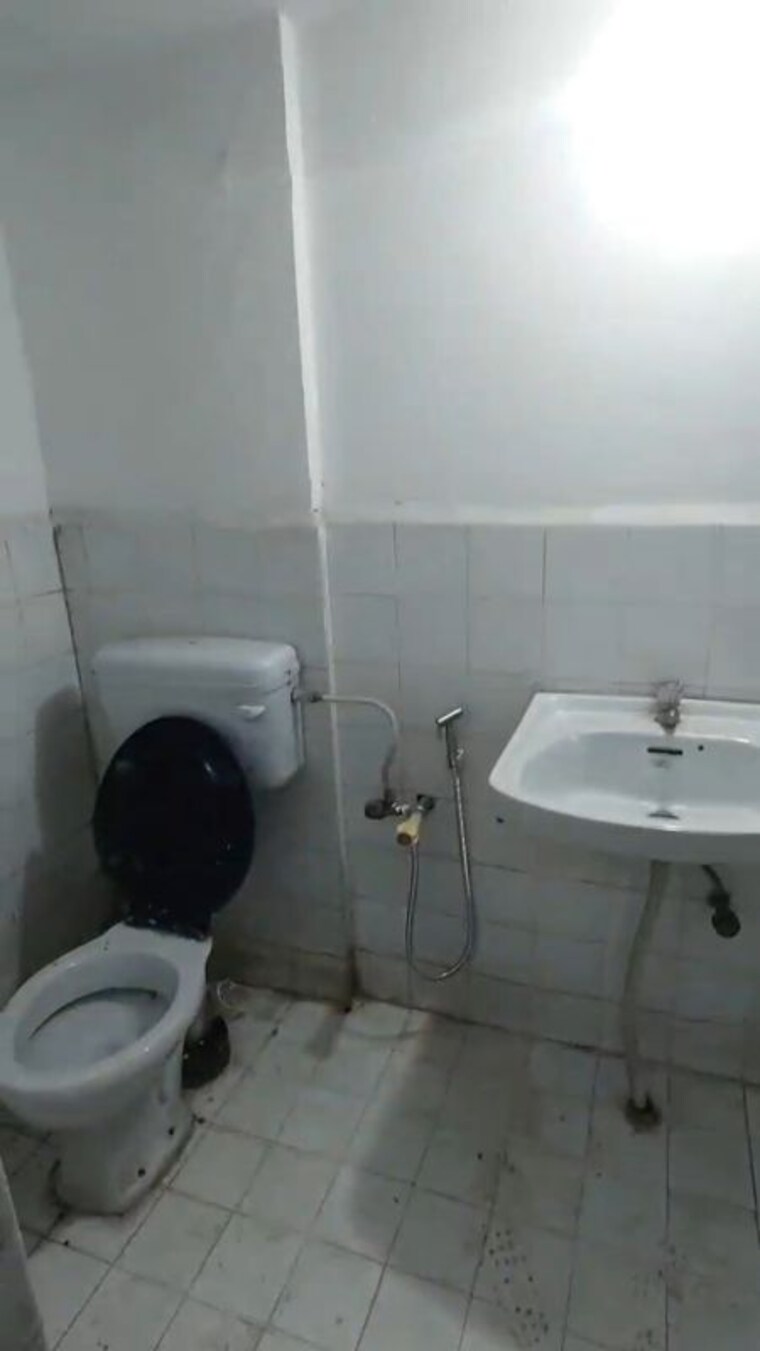 Bathroom, jambhulkar mala 2 Bedroom 1100 Sq.Ft. Apartment In Jambhulkar Mala Pune 10623183
