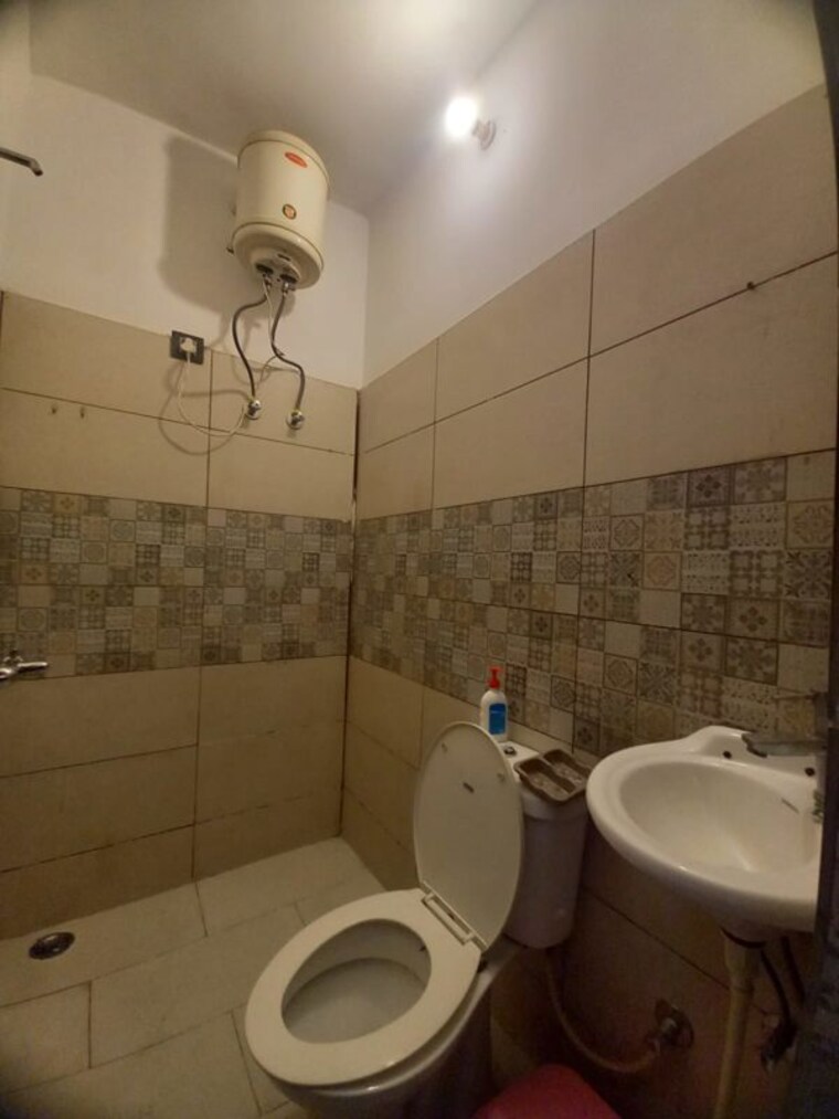 Bathroom, shahastradhara road 3 Bedroom 1500 Sq.Ft. Builder Floor In Shahastradhara Road Dehradun 10623363