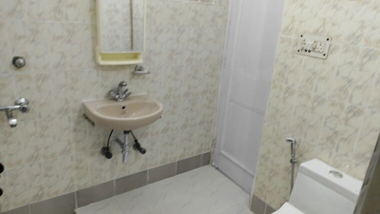 Bathroom, nehru enclave 3 Bedroom 190 Sq.Yd. Builder Floor In Nehru Enclave Delhi 10623370