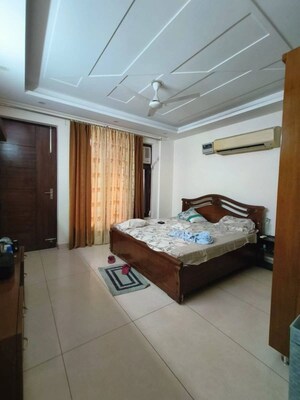 Bedroom in 3 BHK Builder Floor at Sector 46 – for Rent