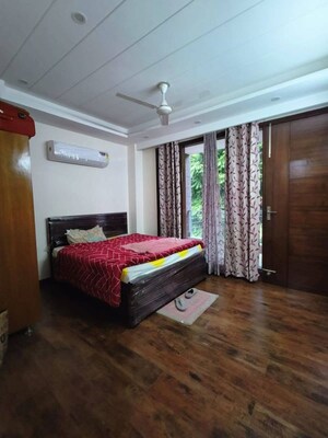 Bedroom in 3 BHK Builder Floor at Sector 46 – for Rent