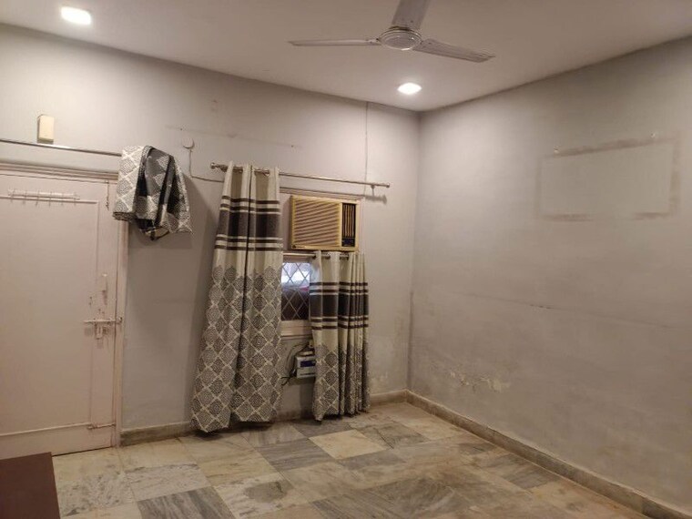 Room, sector 5 3 Bedroom 1700 Sq.Ft. Independent House In Sector 5 Gurgaon 10623387