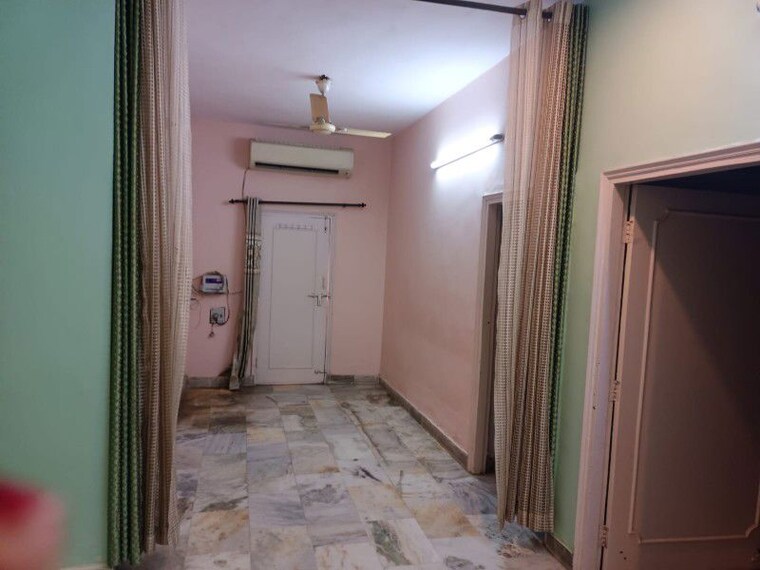 Room, sector 5 3 Bedroom 1700 Sq.Ft. Independent House In Sector 5 Gurgaon 10623387