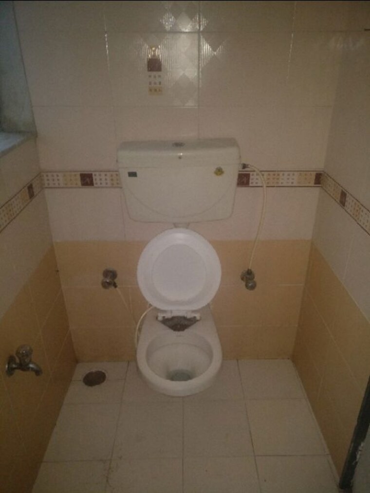 Bathroom, aspen-park 1 Bedroom 450 Sq.Ft. Apartment In Goregaon East Mumbai 10623423