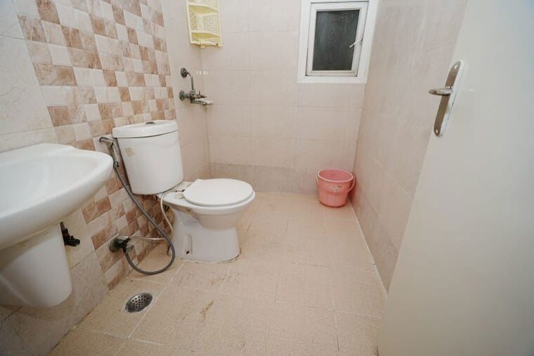 Bathroom, amrapali-silicon-city 2.5 Bedroom 1180 Sq.Ft. Apartment In Sector 76 Noida 10623466