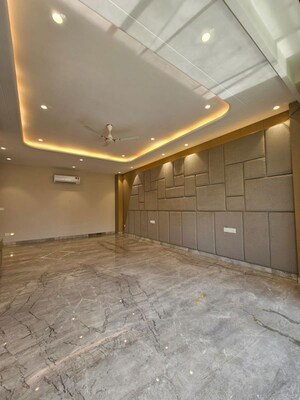 Room in 5 BHK Builder Floor at Sector 57 – for Rent