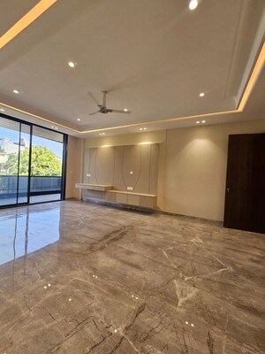Room in 5 BHK Builder Floor at Sector 57 – for Rent