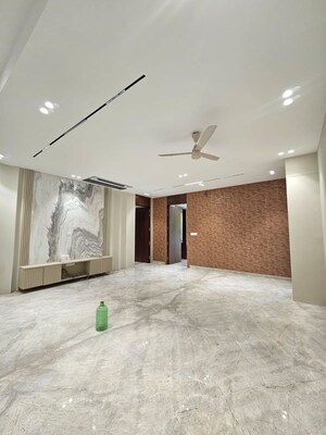 Room in 5 BHK Builder Floor at Sector 57 – for Rent