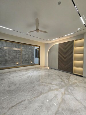 Room in 5 BHK Builder Floor at Sector 57 – for Rent