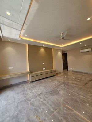 Room in 5 BHK Builder Floor at Sector 57 – for Rent