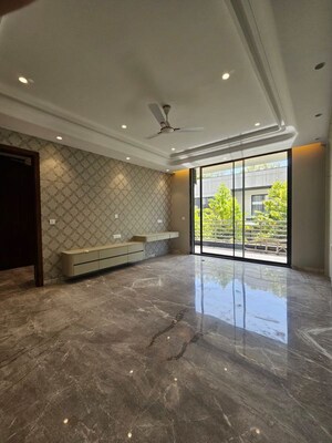 Bedroom in 5 BHK Builder Floor at Sector 57 – for Rent