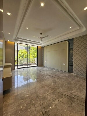 Room in 5 BHK Builder Floor at Sector 57 – for Rent