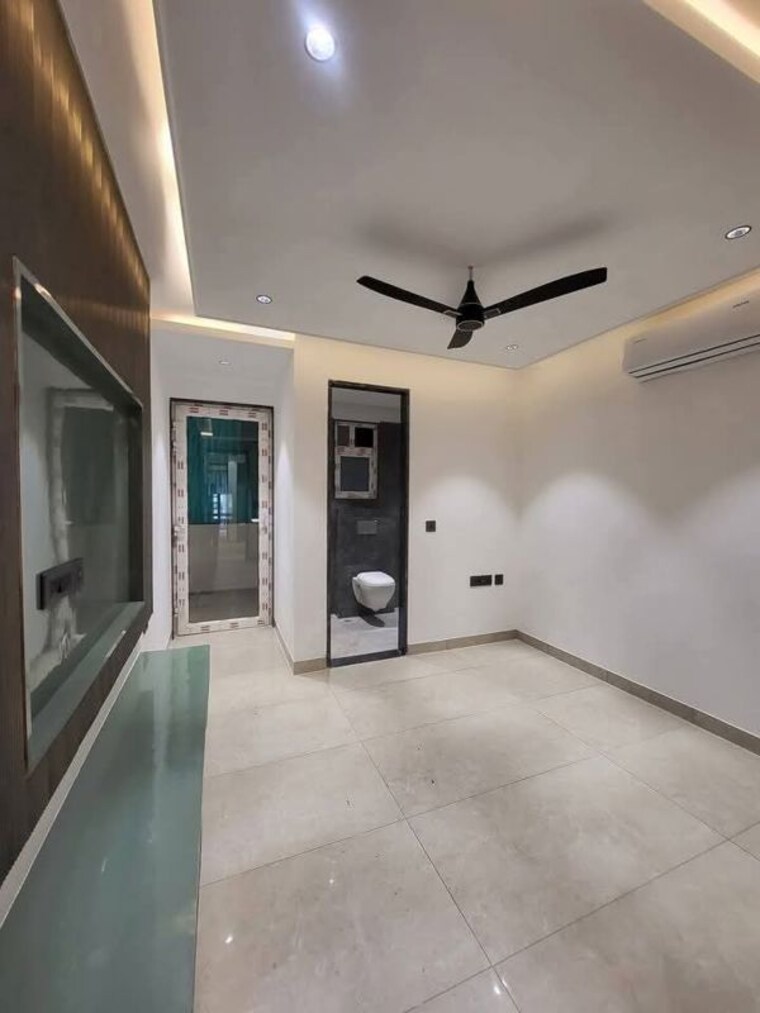 Room, freedom fighters enclave 3 Bedroom 16500 Sq.Ft. Apartment In Freedom Fighters Enclave Delhi 10623516