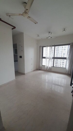 Room in 2 BHK Apartment at Kalpataru Paramount, Kapur Bawdi – for Rent