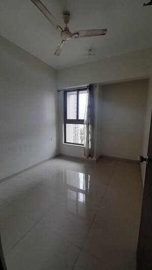 Room in 2 BHK Apartment at Kalpataru Paramount, Kapur Bawdi – for Rent