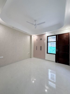 Room in 3 BHK Builder Floor at Sector 23 – for Rent