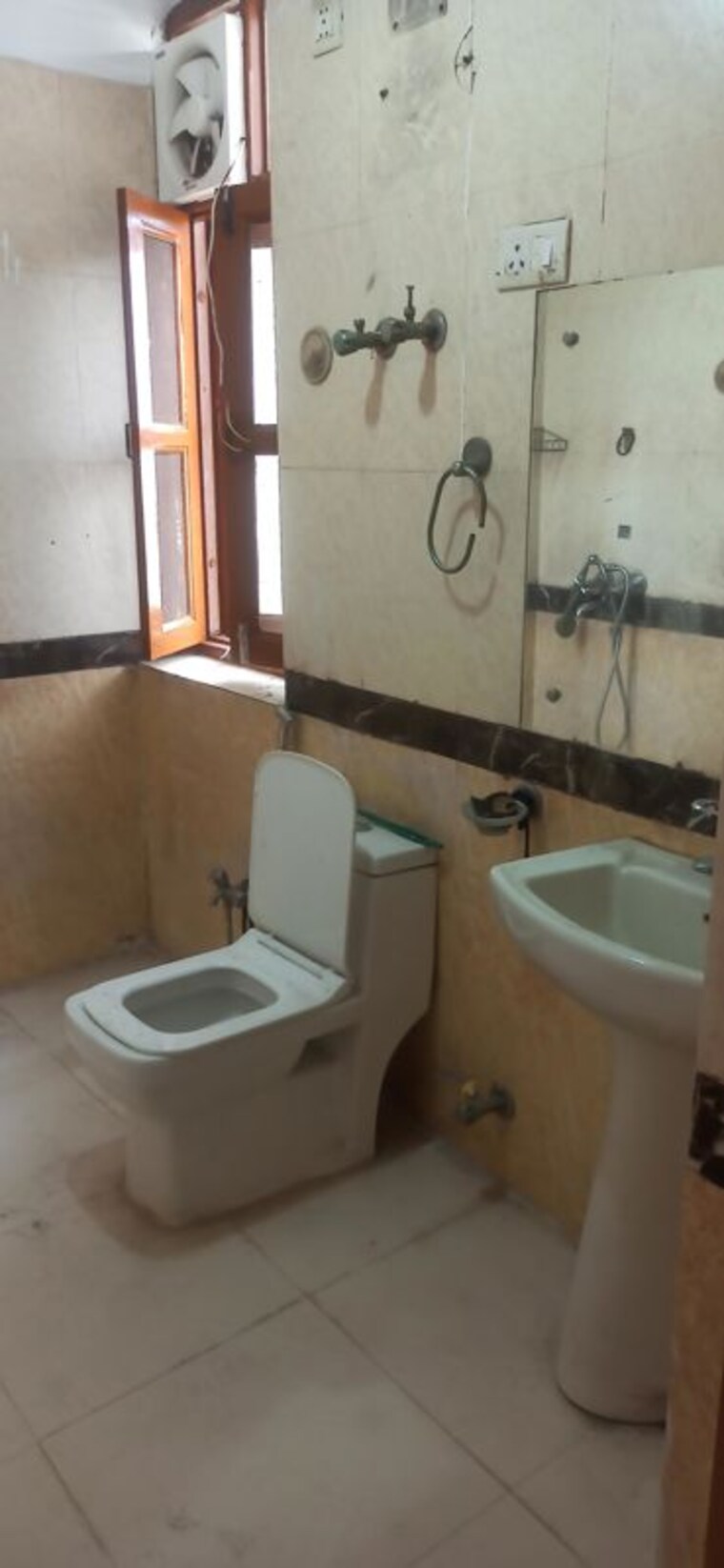 Bathroom, sector 23 3 Bedroom 1580 Sq.Ft. Builder Floor In Sector 23 Gurgaon 10623610
