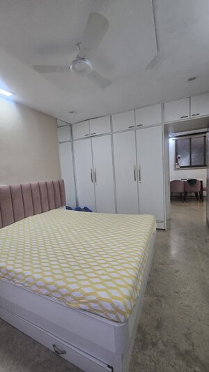 Bedroom in 2 BHK Apartment at Babulnath – for Rent