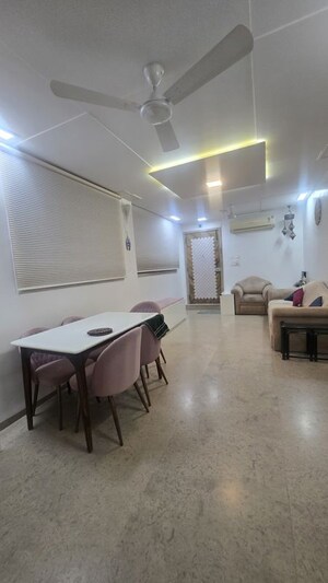 Team Area in 2 BHK Apartment at Babulnath – for Rent