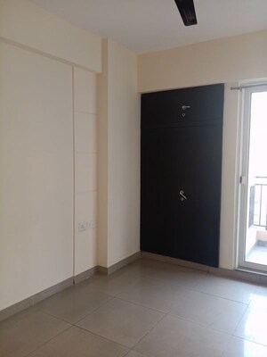 Room in 2.5 BHK Apartment at Mahagun My Woods, Sector 16c Greater Noida – for Rent