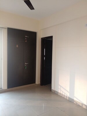 Room in 2.5 BHK Apartment at Mahagun My Woods, Sector 16c Greater Noida – for Rent